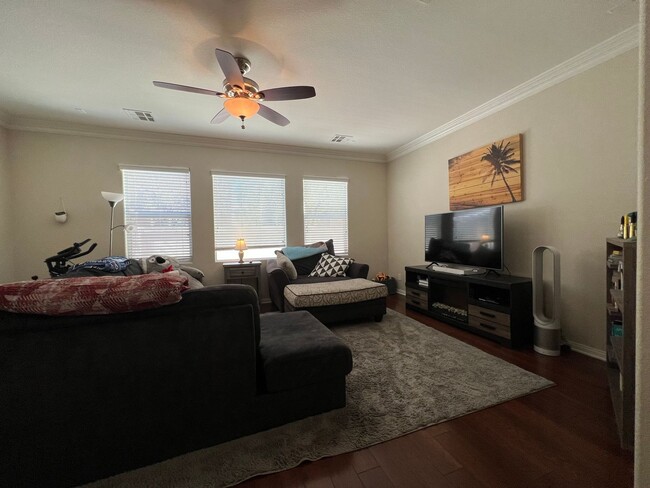 Building Photo - ABSOLUTELY AMAZING! Large 4 bedroom 2 stor...
