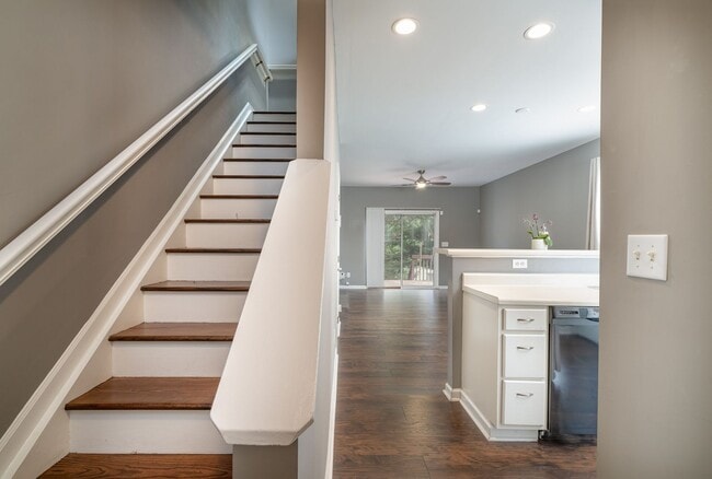 Building Photo - Fantastic 2 Bedroom, 1.5 Bath Townhome in ...