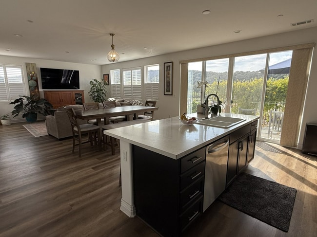 Building Photo - Gorgeous 4 bed, 2.5 bath in the Rice Ranch Community