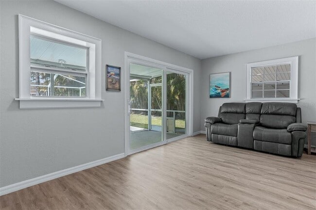 Building Photo - 711 Bayshore Dr