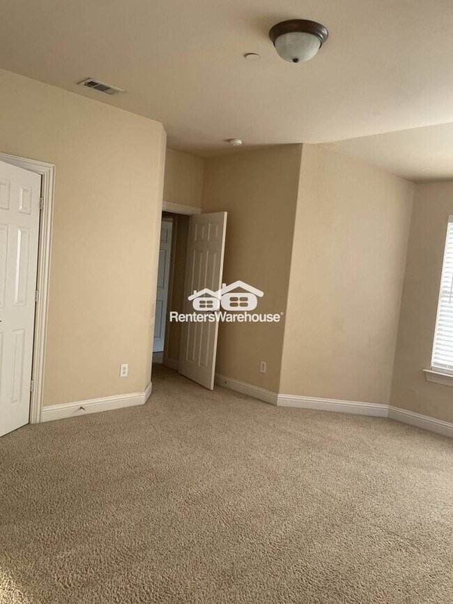Building Photo - Very nice 3 bed Townhome in Plano!
