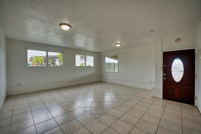 Building Photo - 3BD/2BA with extra living space new Kitche...