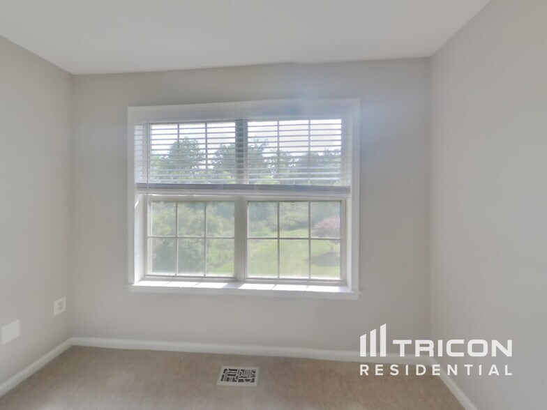 Building Photo - 2108 Royal Ct
