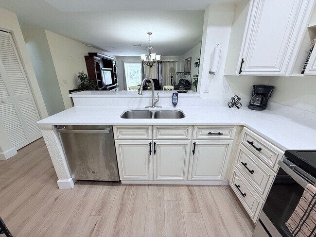 Building Photo - Beautifully Updated & Furnished 2-Bed/2-Bath Villa in Palm Aire – Sarasota, FL