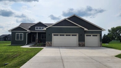 Building Photo - 5 Bedroom, 3 Full Bathroom House with 3 Ca...