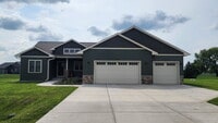 Building Photo - 5 Bedroom, 3 Full Bathroom House with 3 Ca...