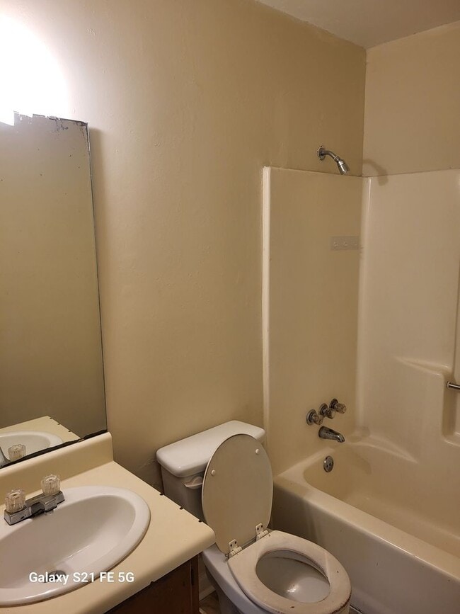 Building Photo - THREE BEDROOM, TWO BATH