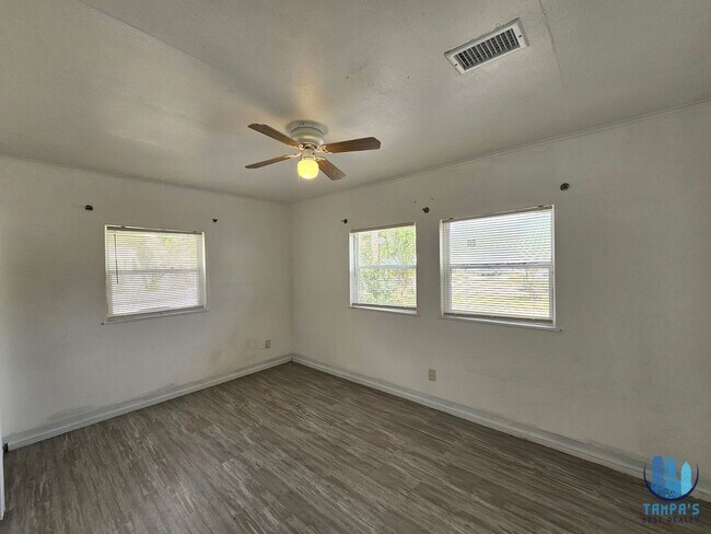 Building Photo - Spacious 3 Bedroom, 2 Bath home with a 2 CAR Carport near down St. Petersburg *Available Now*