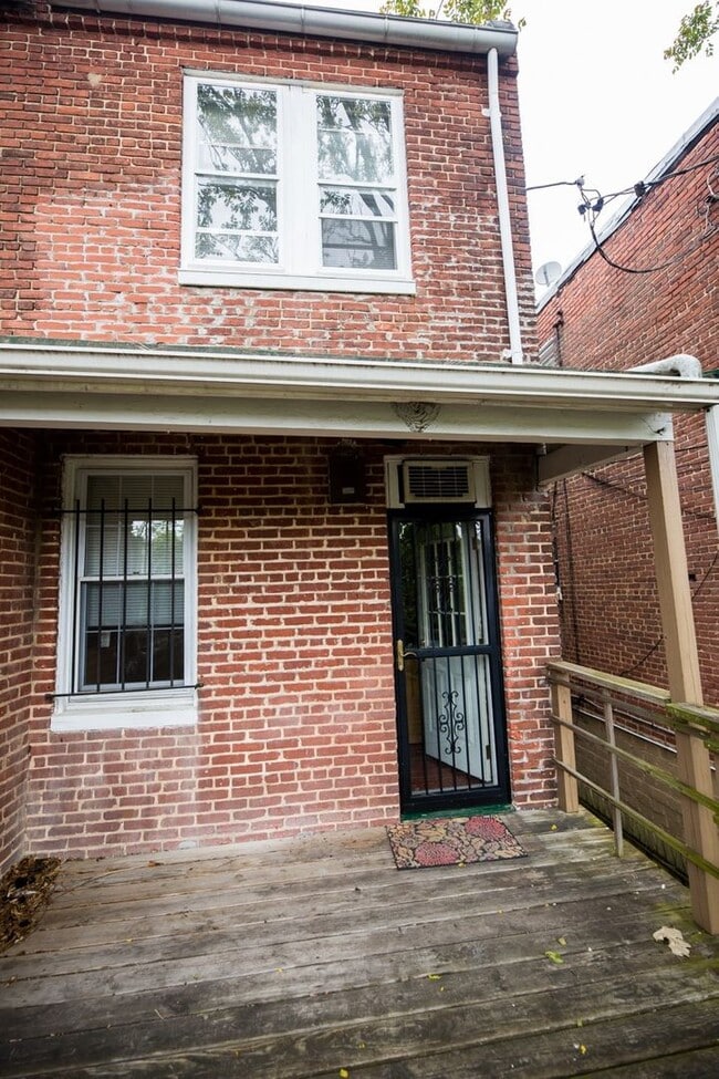 Building Photo - Charles Village 2bd/2ba Rowhome with Parking Spots, W/D and more! Available 7/20