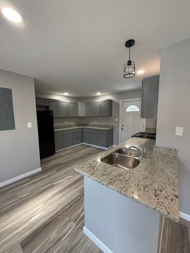 Building Photo - 1136 S Main St