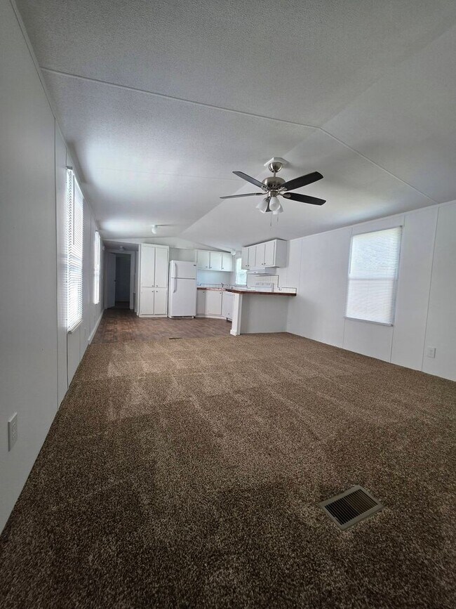 Building Photo - Ready to Move in