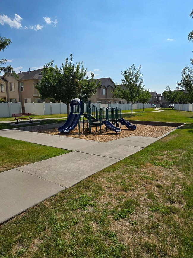 Building Photo - "Charming 3-Bed Townhouse Retreat in North...