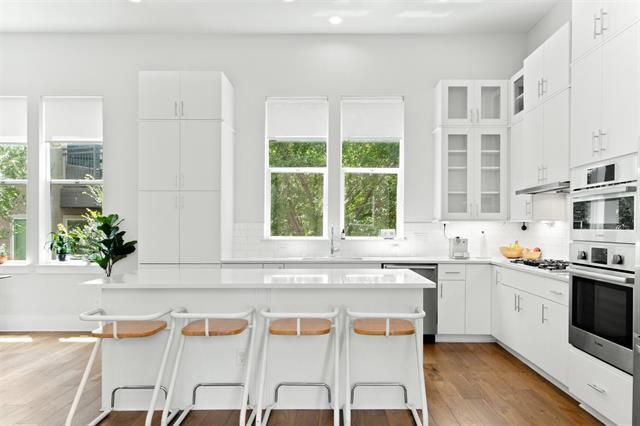 Building Photo - 381 E Greenbriar Ln