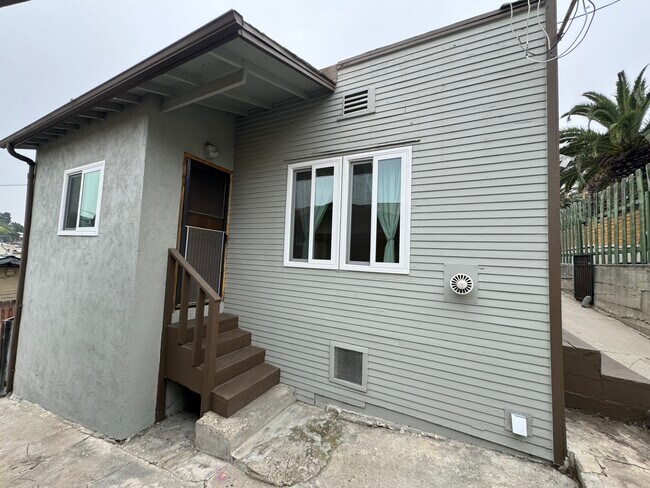 Building Photo - 2267 1/2 Ewing St