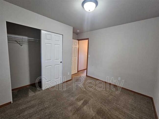 Building Photo - 1506 E Vanetta Ave