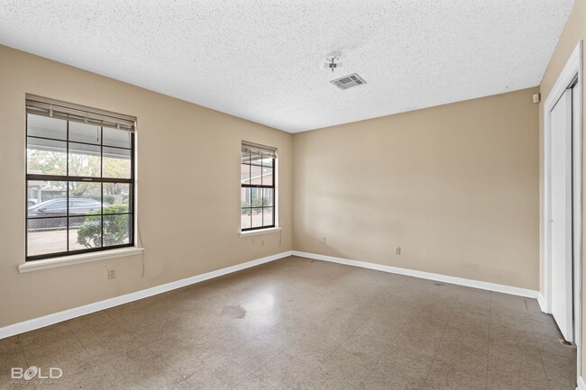 Building Photo - Check Out this 2 bed 2 bath!!