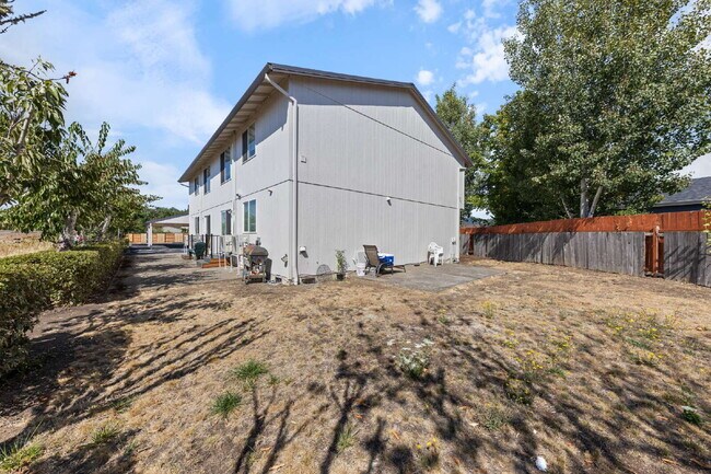 Building Photo - Fresh & Updated 2 bedroom W/S included!