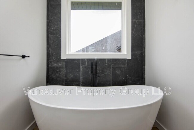 Building Photo - 5075 E Ferdinand Ct