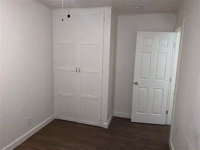 Building Photo - Cute 3/1 home with covered parking and large backyard