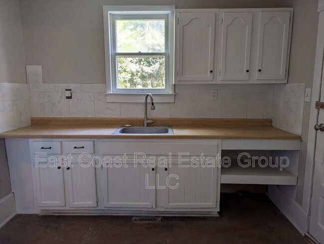 Building Photo - 304 1/2 W Martin St