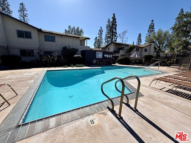 Building Photo - 6716 Clybourn Ave