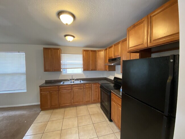 Building Photo - "Spacious 4-Bedroom Home with 2 Full Baths...