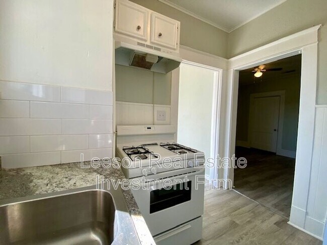 Building Photo - 523 1/2 WICHITA ST