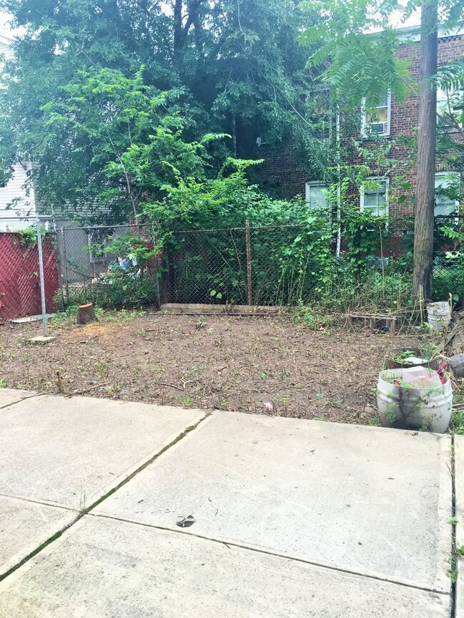 Building Photo - 127 W 19th St