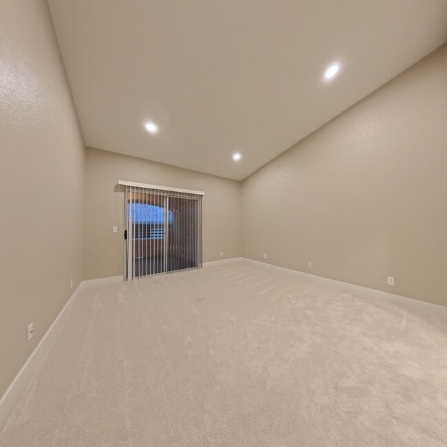 Building Photo - Beautifully Renovated 2nd-Floor Condo in Prime Location
