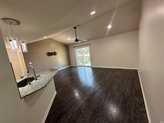 Building Photo - 10686 Fall Creek Dr