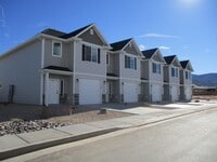 Building Photo - Move-In Discount - 3 Bed - 2.5 bath Town home in the heart of Cedar City!