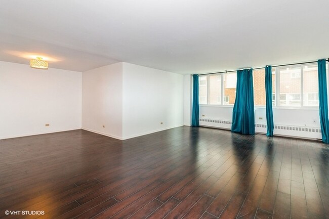 Building Photo - Large 1 Bed/Bath Evanston Condo with TWO P...