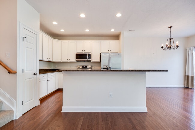 Building Photo - 208 Pointe Oakwood Way