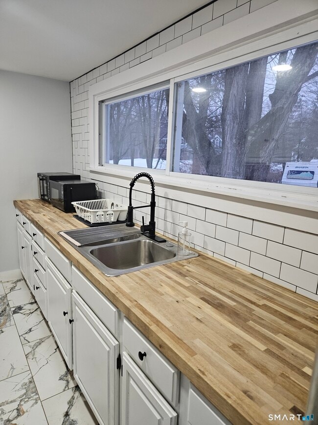 Building Photo - 901 Baldwin Rd