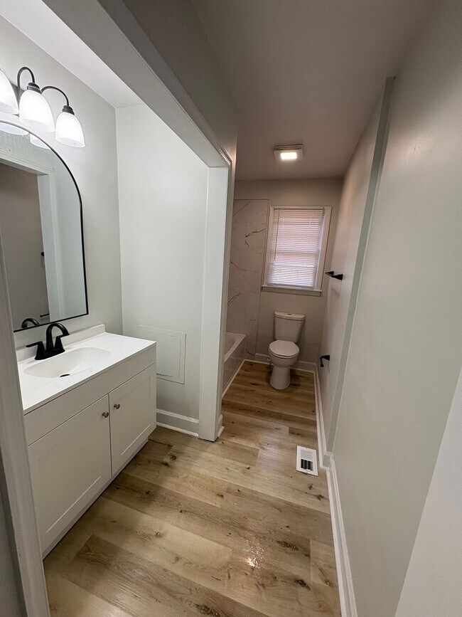 Building Photo - Renovated 3bed/1bath in Greensboro!