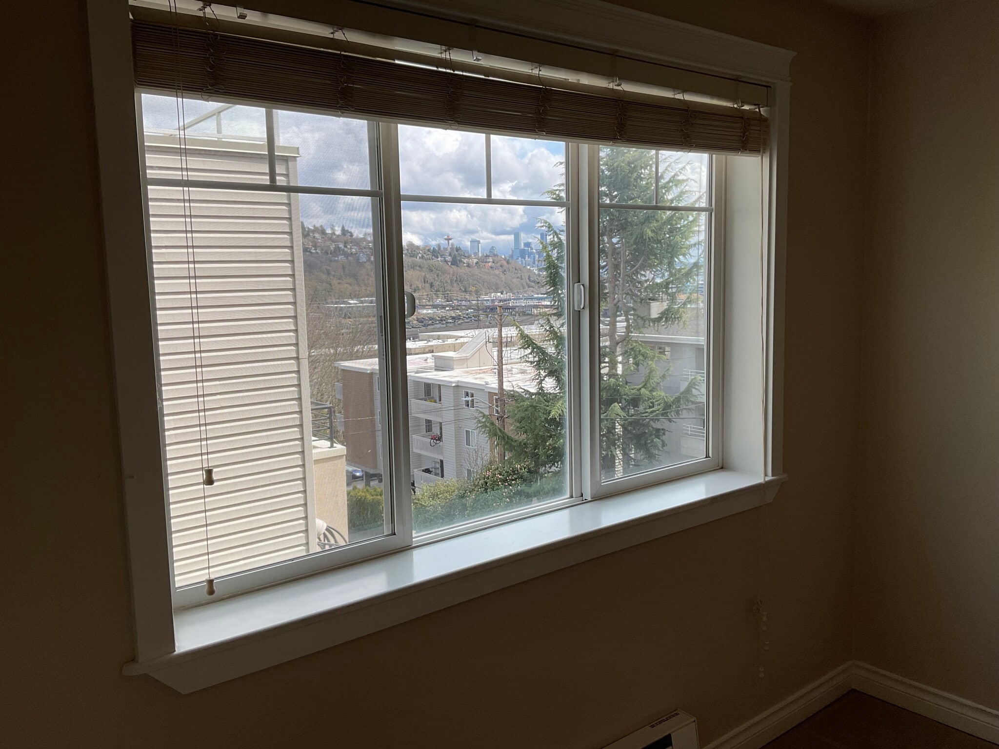 Building Photo - 2200 Thorndyke Ave W