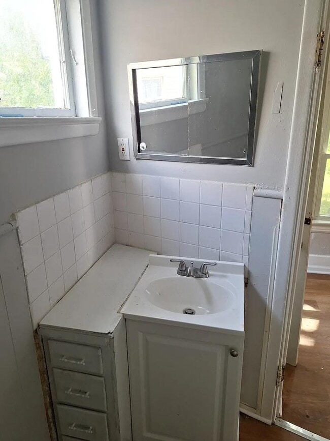 Building Photo - 1031 W 17th St