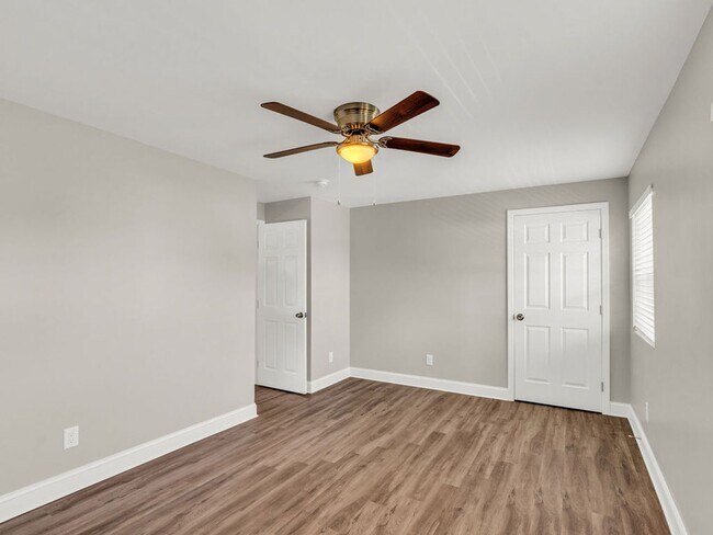 Building Photo - Oak Ridge 37830 - 3 bedroom 2 bath duplex ...