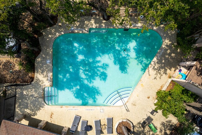 Aerial Photo - Deatonhill Condominiums