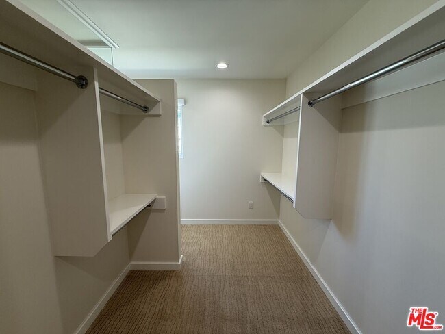 Building Photo - 2 Catamaran St