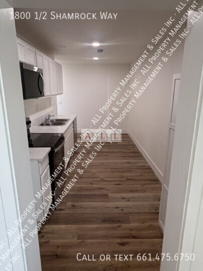 Building Photo - 1800 1/2 Shamrock Way-