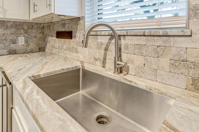 Building Photo - Beautifully Updated Home in Navarre!