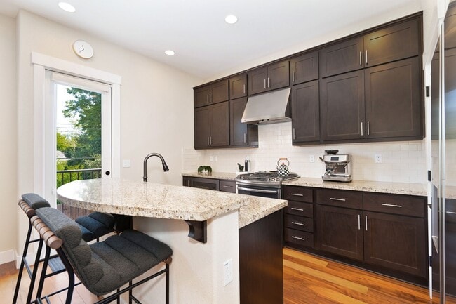 Building Photo - 3 bedroom | 2.5 bathroom | Crocker Village Brownstone