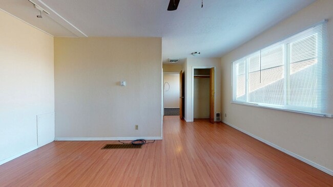 Building Photo - 404 Prospect Ave NE
