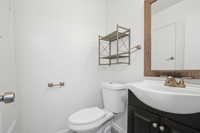 Building Photo - 2-Bedroom, 1 1/2-Bath Condo in Prime Torra...
