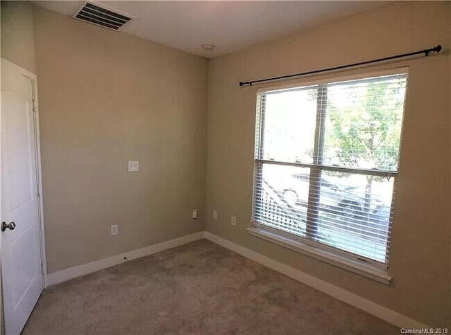 Building Photo - Room in 3 Bedroom Townhome at Seigle Point Dr