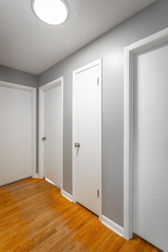 Building Photo - Newly Available! 2 Bedroom 1 Bathroom in the Heart of Hixson!