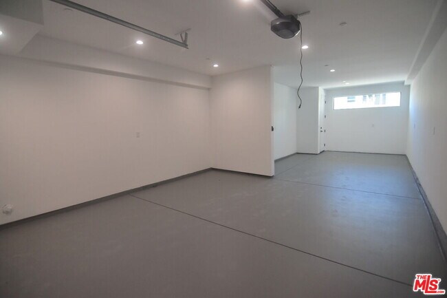 Building Photo - 10810 Peach Grove St