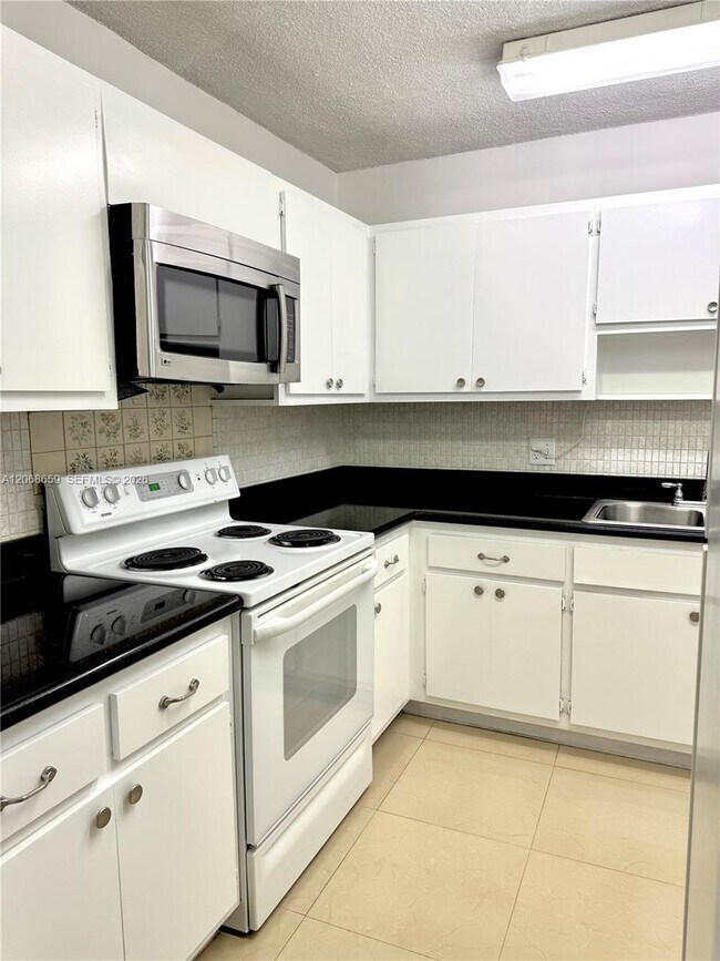 Building Photo - 2491 SW 82nd Ave