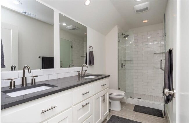 Building Photo - 306 NW H St